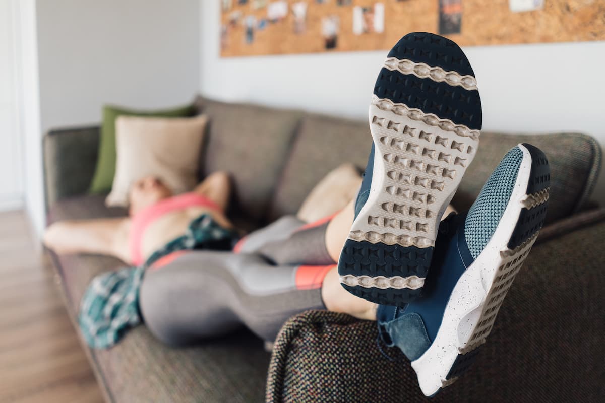 Enlever l’odeur des chaussures avec les huiles essentielles : astuces et recettes maison